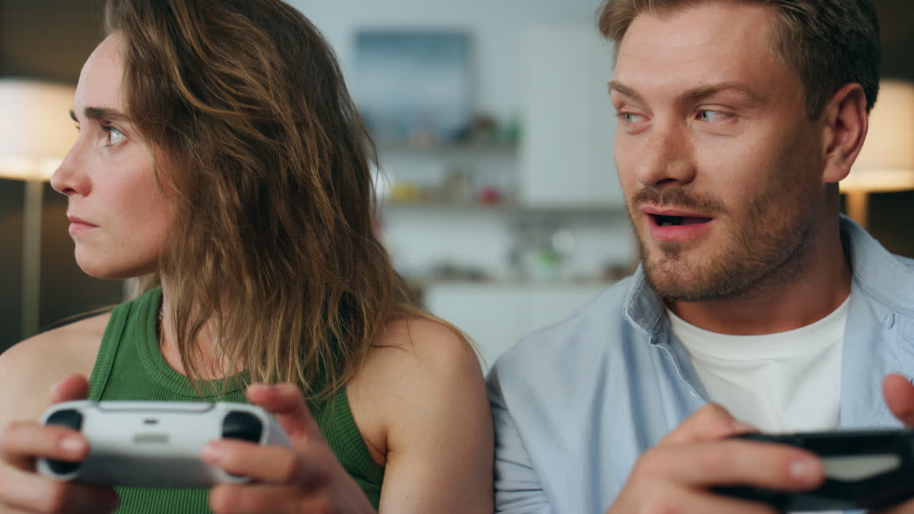 상처받은 여성의 초상화, 게임을 잃는 거실, 친절한 남자가 놀이를 장려하는 모습