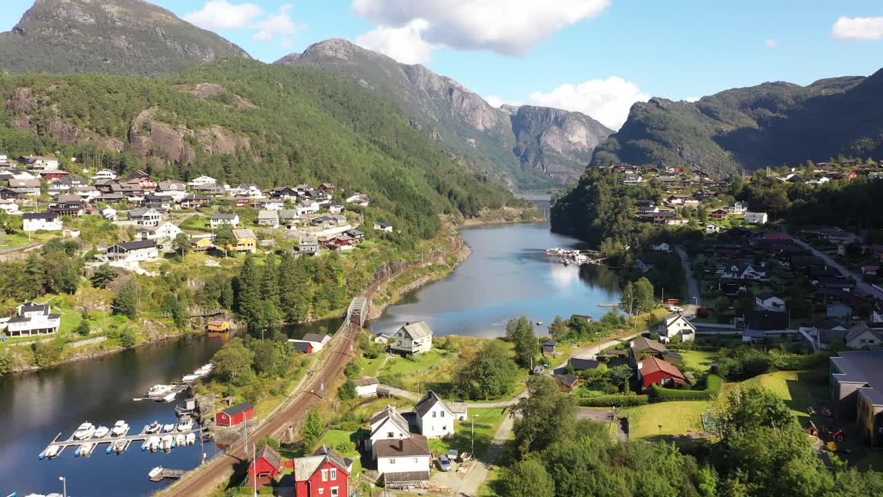 fiordo dalevagen con marina y ferrocarril entre bergen y voss visto en stanghelle noruega - antena en movimiento hacia atrás