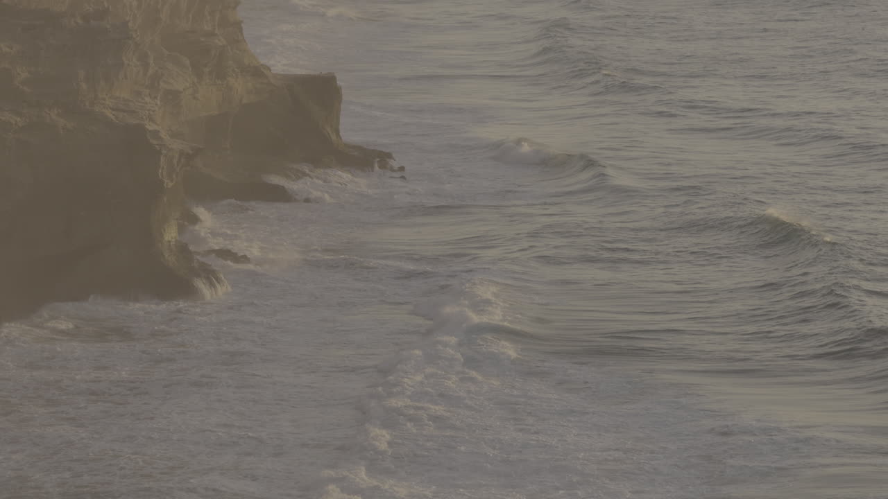 해가 지면 해안의 파도