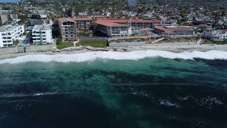 panorámica lenta sobre la playa de la jolla shores