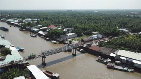 Eine-Kleine-Brücke-über-Den-Mekongarm,-Ben-Tre,-Vietnam