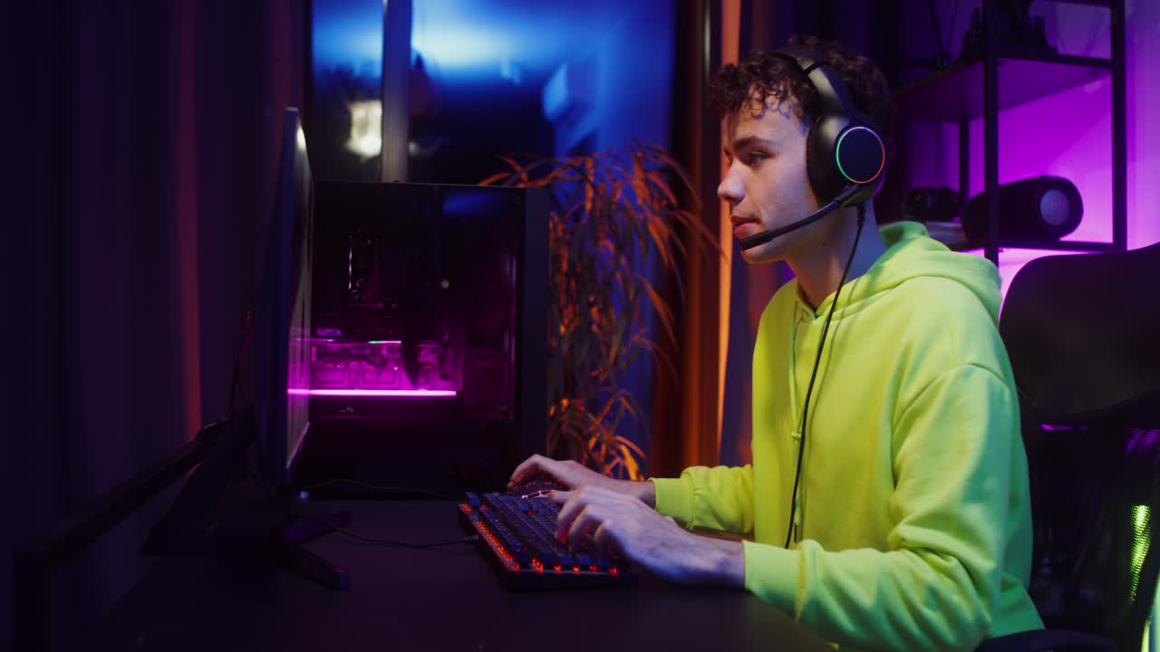 Un giocatore che gioca a un videogioco