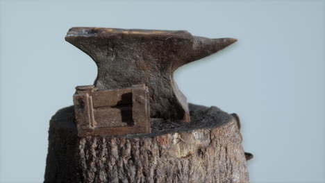 un yunque oxidado de la vieja forja del pueblo