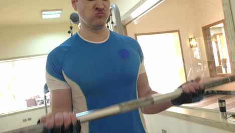 hombre haciendo esfuerzos en el ejercicio con barra transversal