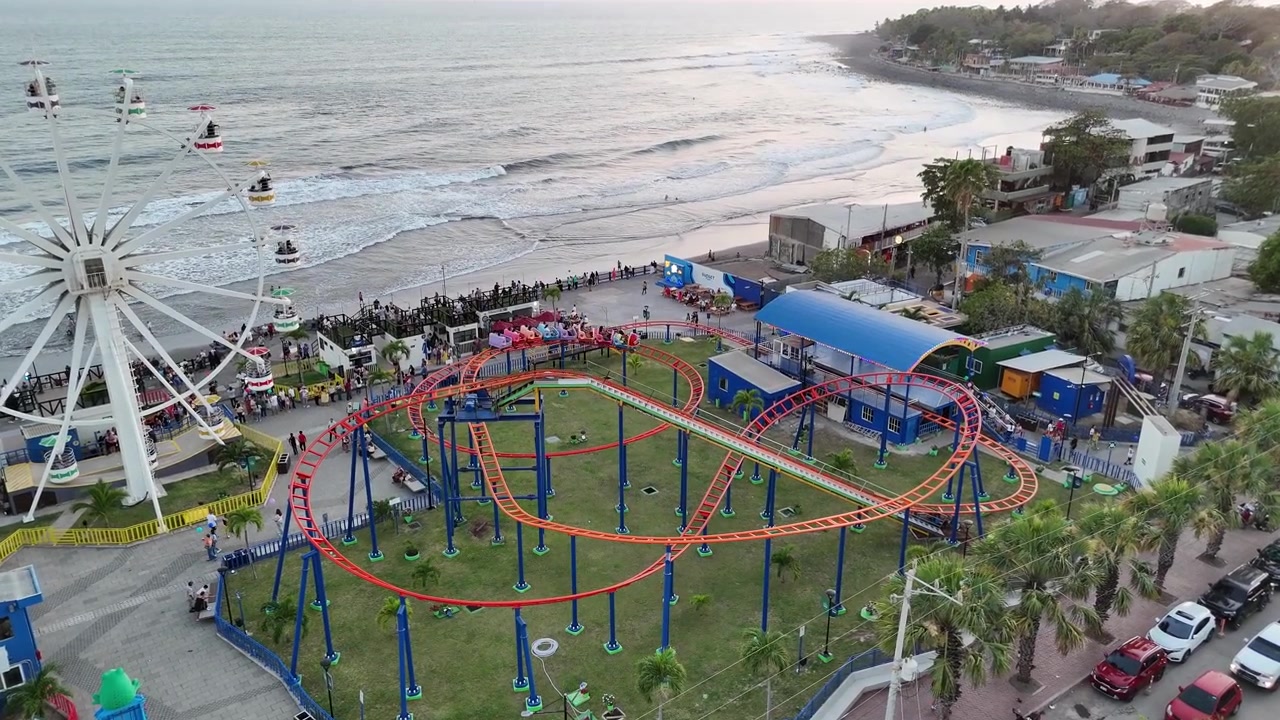Vista aérea das atrações do parque de diversões Sunset Park na Costa do Pacífico em La Libertad, El Salvador