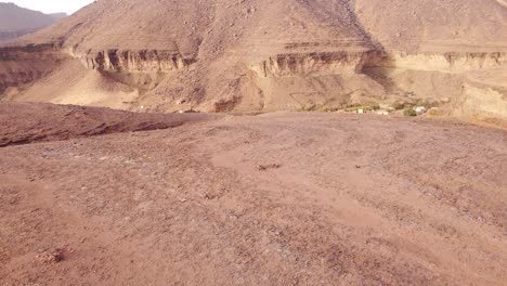 Toma-De-Drone-Que-Revela-Una-Pequeña-Ciudad-Desértica-En-Terjit,-Mauritania.