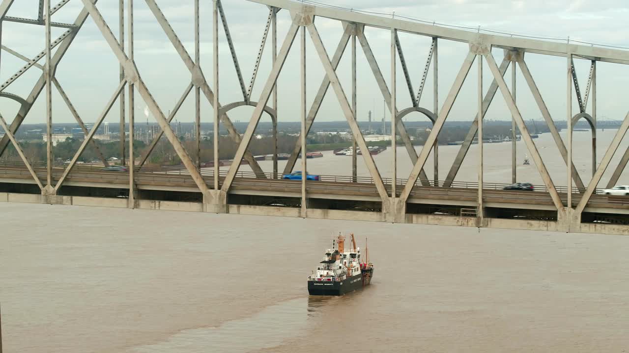 루이지애나주 배턴루지에 있는 호레이스 윌킨슨 다리 위의 자동차 공중