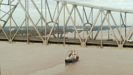 antena de autos en el puente horace wilkinson en baton rouge, louisiana