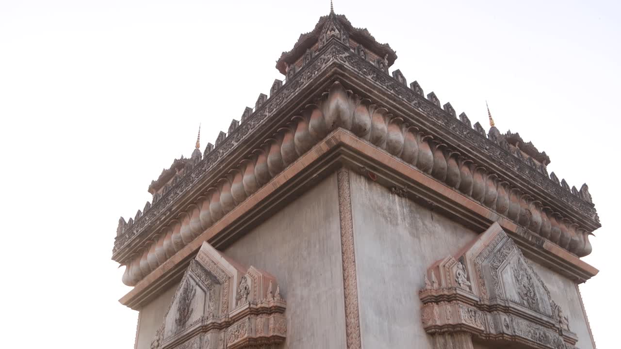 mirando hacia arriba el detallado e intrincado monumento a la victoria de patuxai en el centro de vientiane, laos