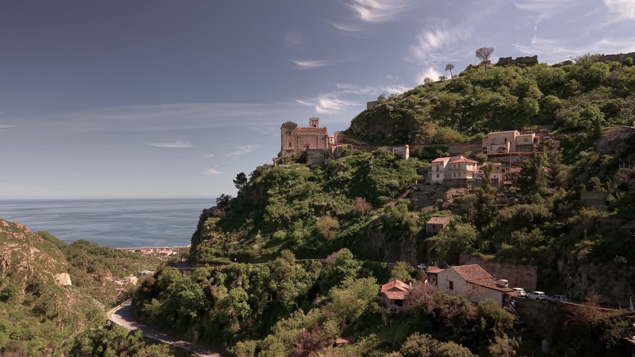 Vista serena della Chiesa di San Nicolò a Savoca dal film Il Padrino
