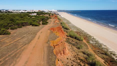 Toma-Aérea-Por-Drone,-Formación-De-Clif-De-Playa:-Praia-Da-Falesia,-Portugal