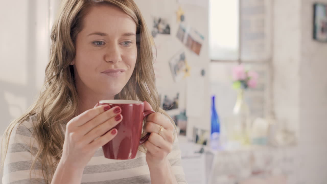 mujer joven bebiendo café en casa por la mañana