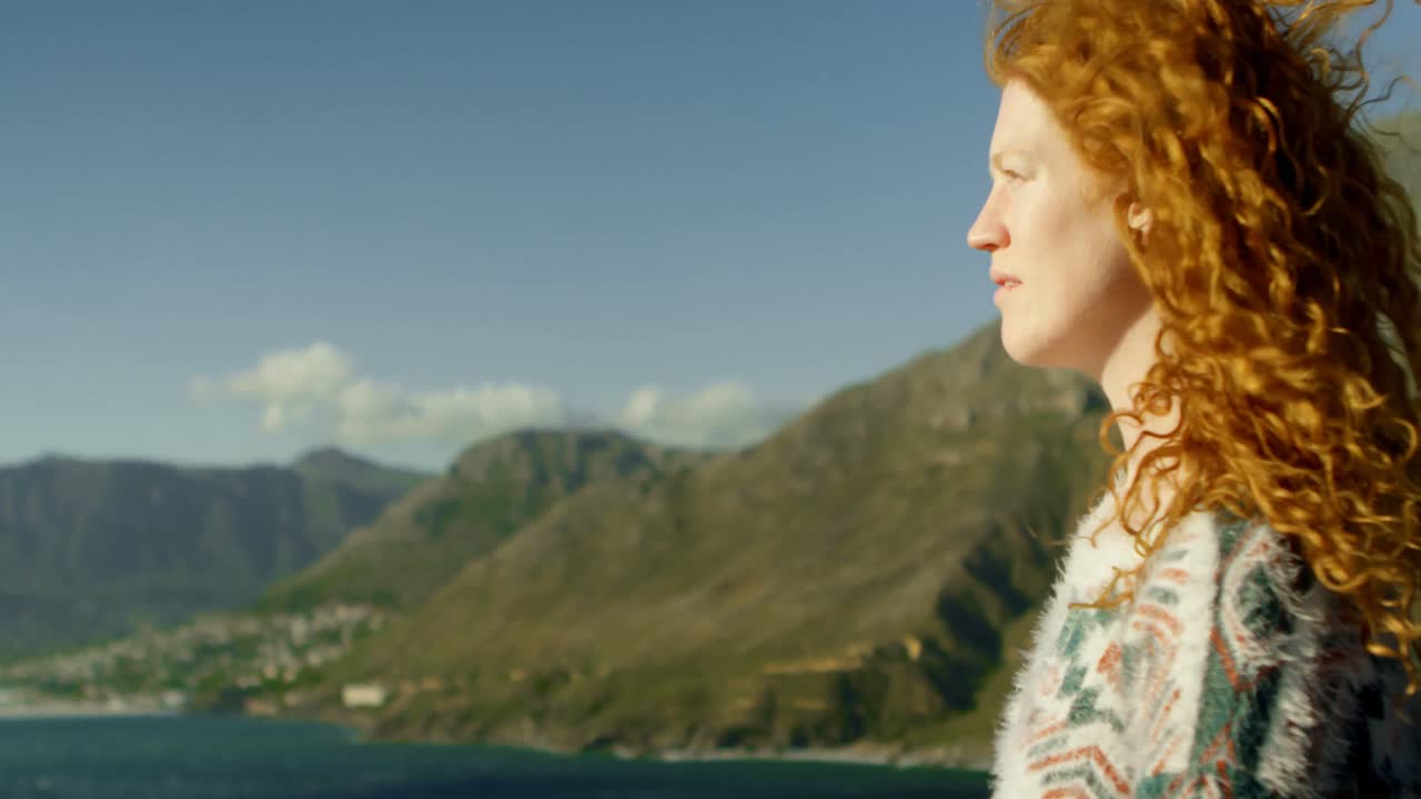 mujer relajándose en el campo en un día soleado 4k