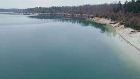 Lago-&#39;t-Nije-Hemelriek-Temprano-En-La-Mañana-Con-Bosque-En-Gasselte,-Países-Bajos