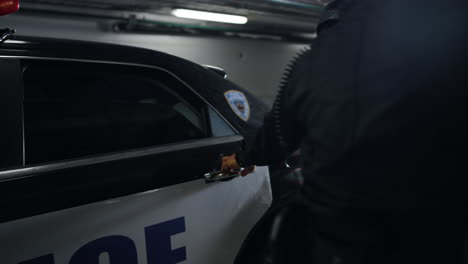 policía guiando a un hombre a un coche de policía. oficial de policía arrestando a un sospechoso