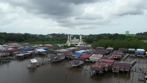 Drone-Aéreo-Disparado-Sobre-Las-Aldeas-Flotantes-De-Kampong-Ayer-En-Bandar-Seri-Bagawan-En-Brunei-Darussalam-Hacia-Una-Mezquita