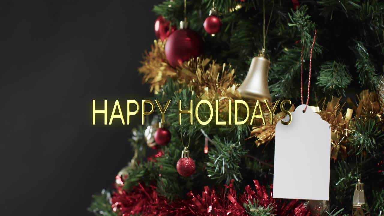 feliz navidad texto en oro sobre árbol de navidad decorado y etiqueta de regalo en blanco