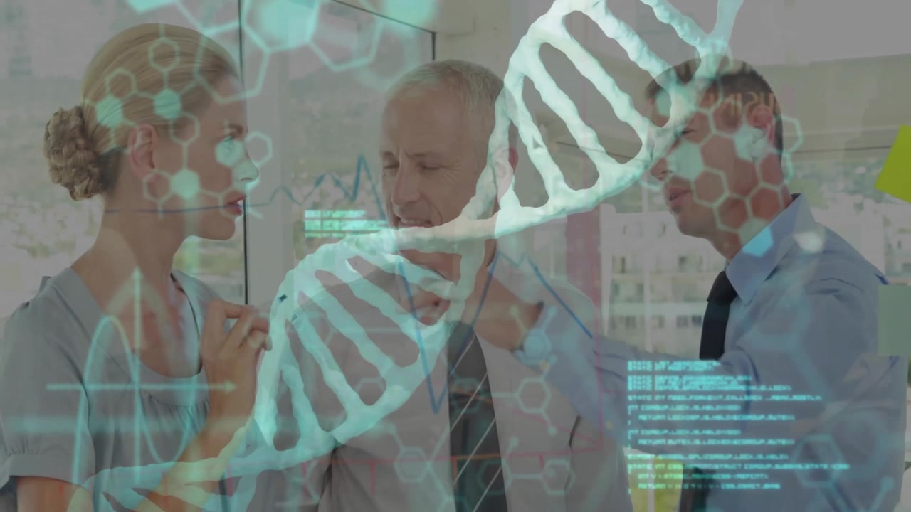 Kolleger skitserer DNA-helix på glas, mens manden til højre rækker hånden op og bekræfter overlay af tekniske data.