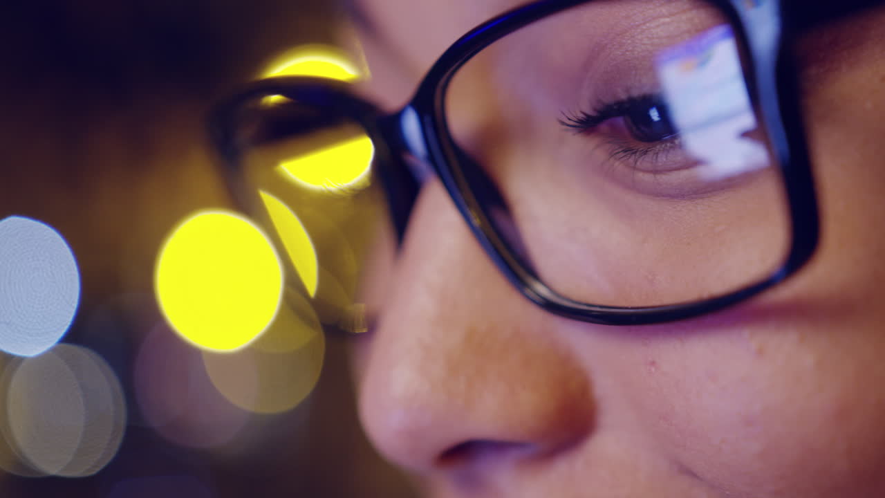 primer plano de una mujer con gafas en