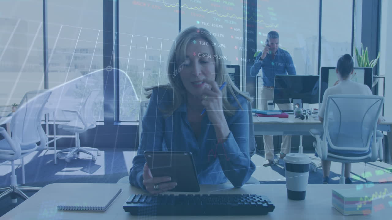 animación del procesamiento de datos del mercado de valores sobre el retrato de una mujer caucásica hablando en una llamada de video