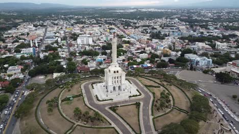 vista aérea del monumento monumento a los héroes de la restauración en la ciudad de santiago de los 30 caballeros en la república dominicana