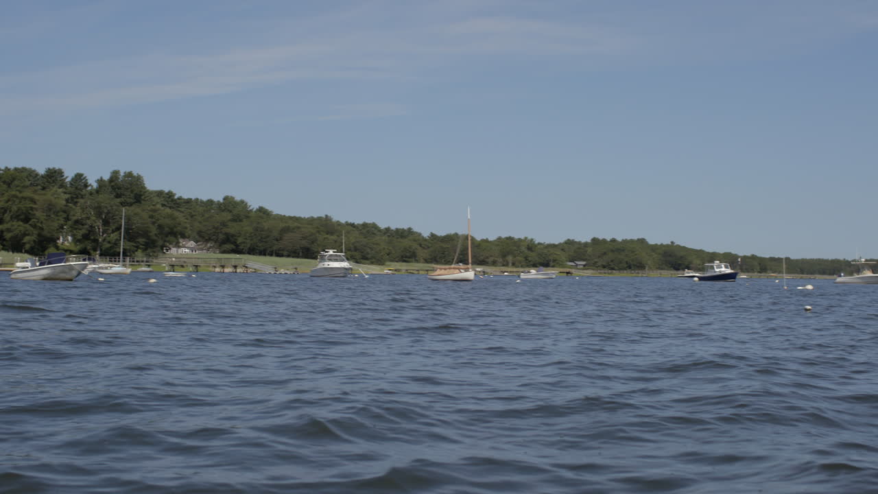 cacerola lenta de barcos en un lago en cape cod massachusetts