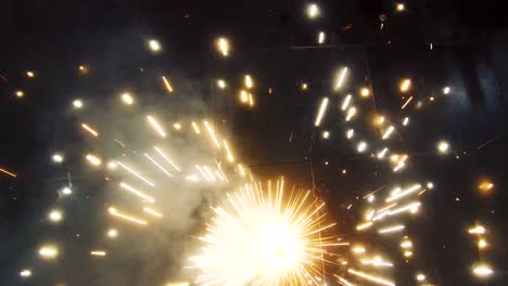 fuegos artificiales o galletas conocidas como chakra o chakri girando en el suelo, celebraciones del festival diwali en india
