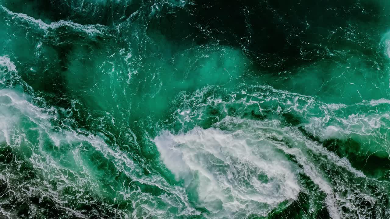 волны воды реки и моря встречаются друг с другом во время прилива и отлива.