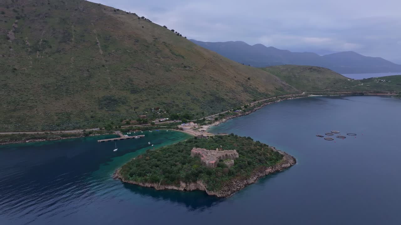 Veduta aerea del Castello di Porto Palermo sullo sfondo delle acque del Mediterraneo