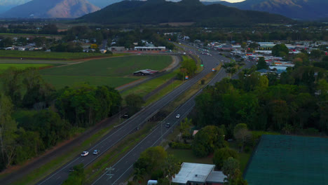 Vista-Aérea-Del-Tráfico-En-La-Autopista-Bruce-En-Cairns,-Queensland,-Australia-Al-Atardecer