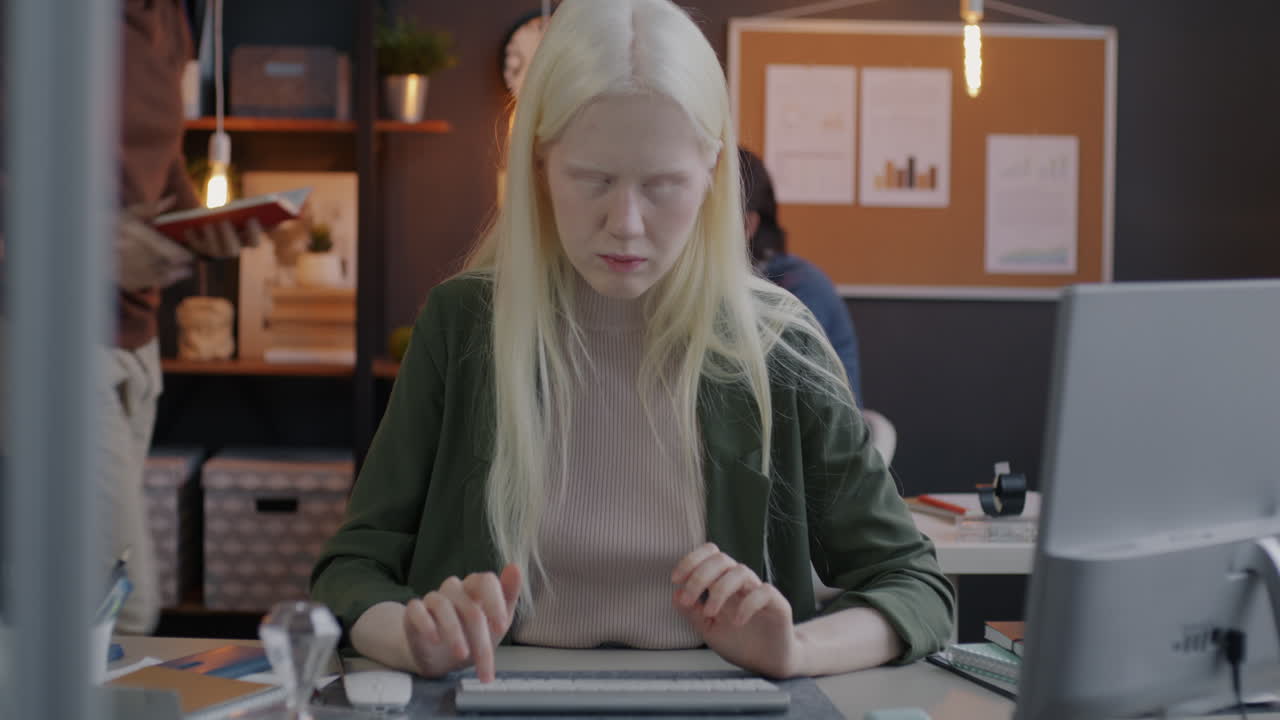 женщина, работающая в офисе