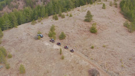 Antena:-Vehículos-4wd-Y-Quads-Conduciendo-Por-Pistas-De-Montaña,-Imágenes-De-Drones-De-4k