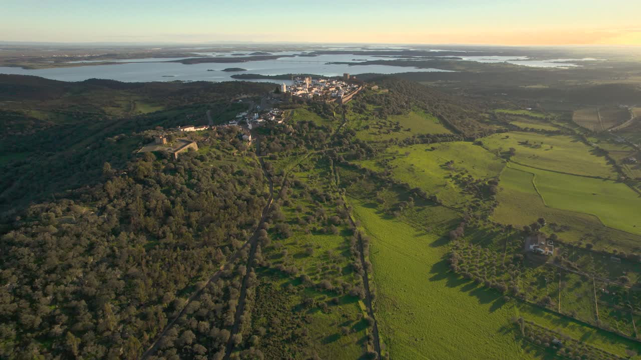 중세 마을인 몬사라즈 (monsaraz) 에서 해가 지는 모습