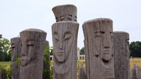 monumento de madera, cabezas de chamanes, fuerzas espirituales