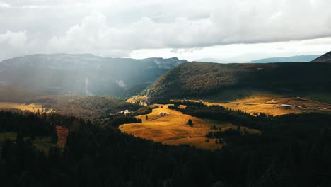 Luz-Del-Sol-Muy-Cinematográfica-Golpeando-Los-Pastos-De-Las-Montañas-En-Los-Alpes-Franceses