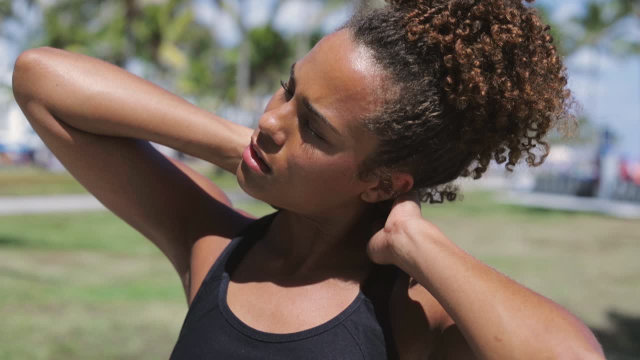 mujer estirando el cuello