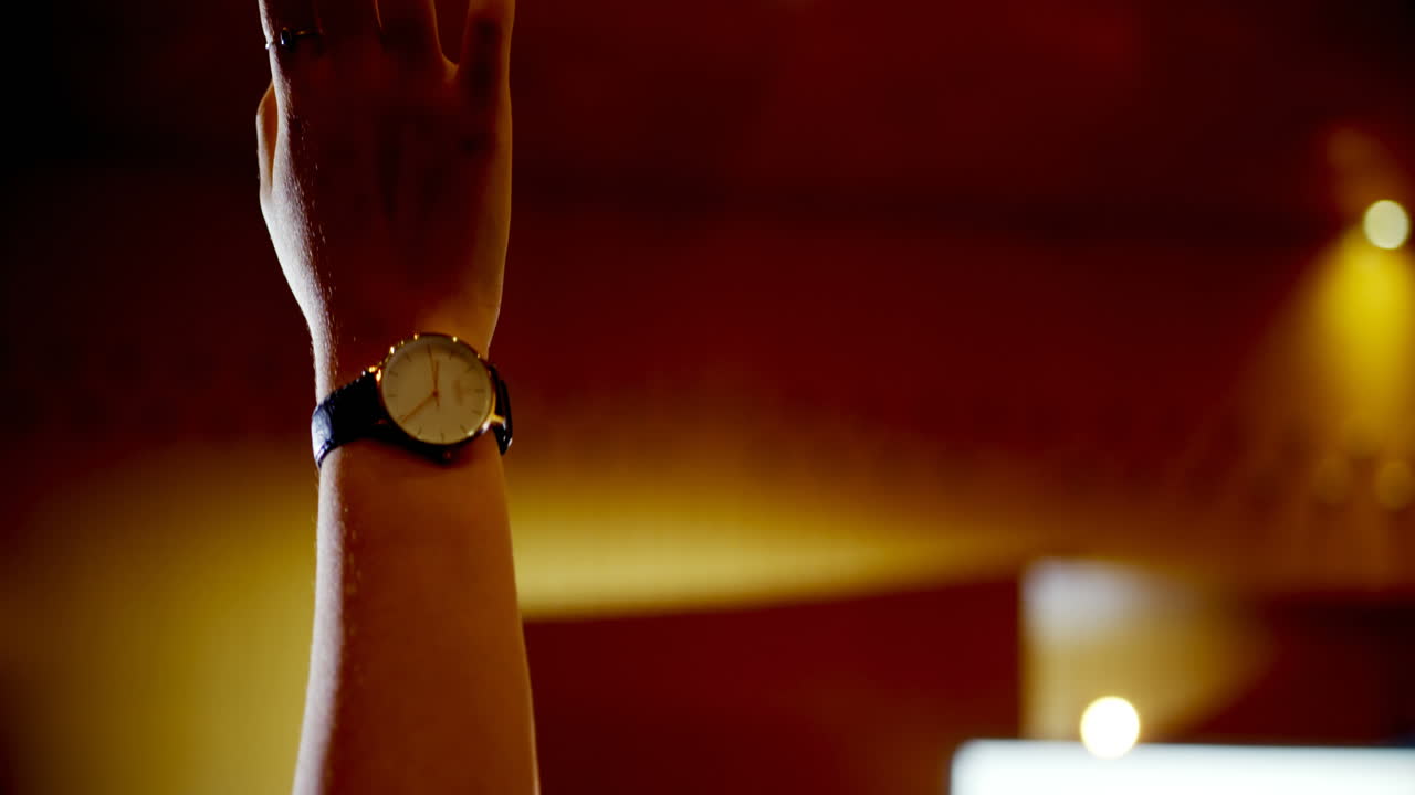 mujer de negocios levantando la mano en un seminario de negocios en el auditorio 4k