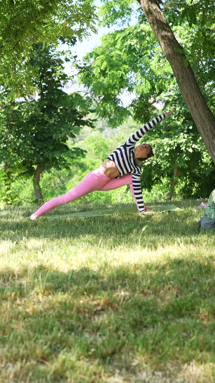 mujer practicando yoga en un parque