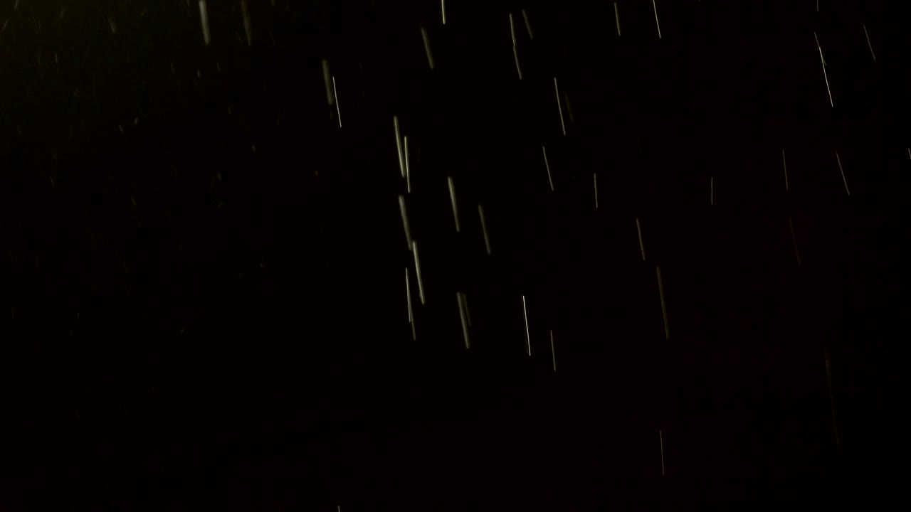 la lluvia cayendo sobre un fondo negro.