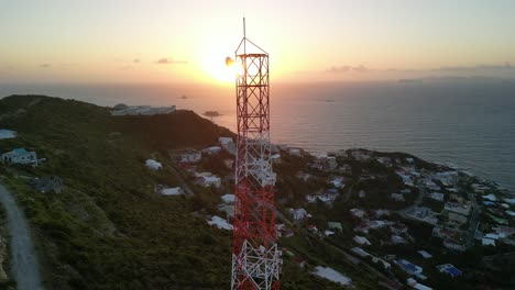 Amanecer-En-La-Torre-Celular-Con-Vista-Al-Mar.