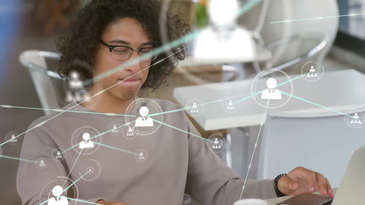 animación de la red de conexiones con las personas iconos sobre empresario biracial usando teléfono inteligente