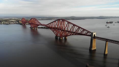 Disparo-De-Drones-De-Un-Tren-Cruzando-El-Cuarto-Puente-En-Queensferry,-Escocia