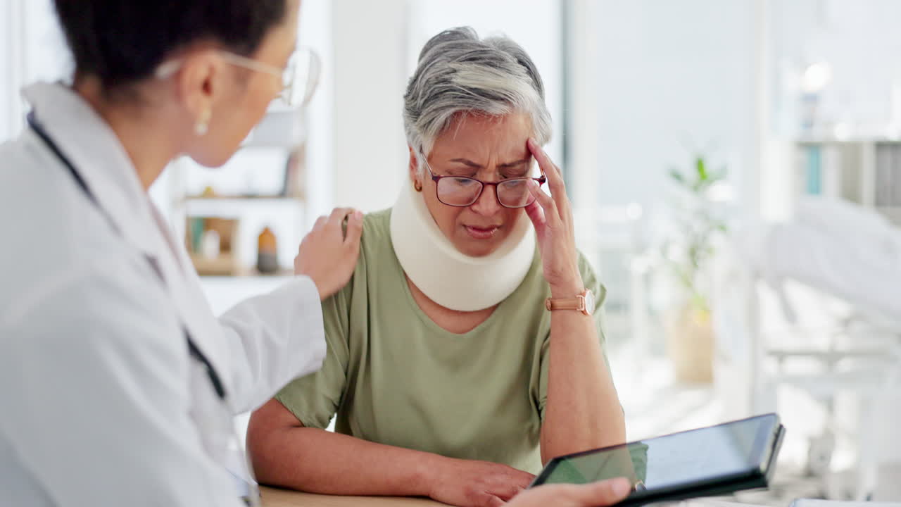 의사, 환자 및 태블릿과 함께 목  ⁇ 대