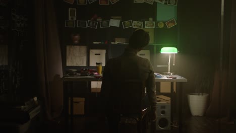 persona que trabaja en un estudio oscuro