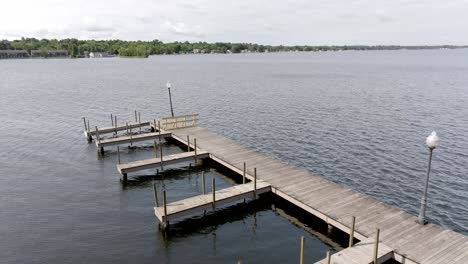 lake cadillac en cadillac, michigan con el video del dron en movimiento
