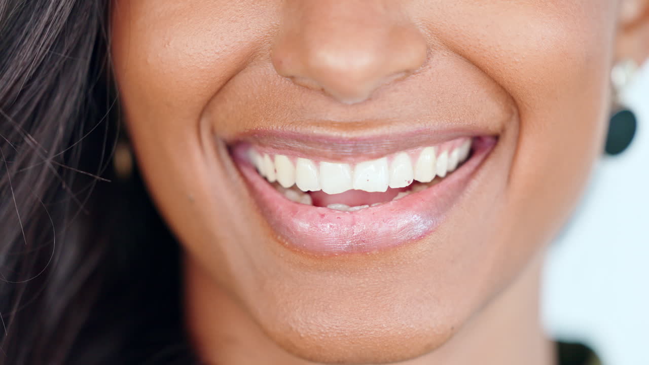 boca, labios y dientes brillantes de una mujer sonriente