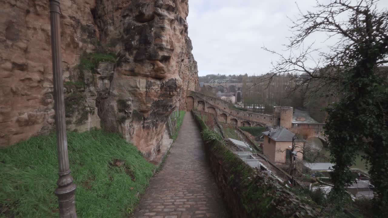 Går alene i Grund-distriktet mellem Bock-kasematterne og Alzette-floden i Luxembourg By