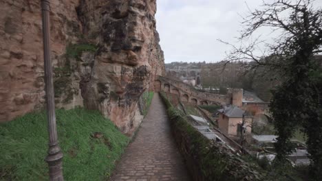 Caminar-Solo-En-El-Distrito-Grund-Entre-Las-Casamatas-Bock-Y-El-Río-Alzette-En-La-Ciudad-De-Luxemburgo