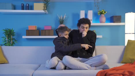 dos hermanos, con frío y temblando en casa, se abrazan.