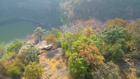 Las-Cascadas-Rajdari-Y-Devdari-Están-Ubicadas-Dentro-Del-Exuberante-Y-Verde-Santuario-De-Vida-Silvestre-De-Chandraprabha,-Vista-Desde-Un-Dron